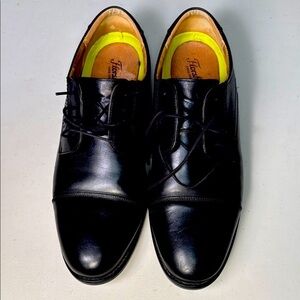 Florsheim Black Oxford Shoes with Cap Toe and Lace-Up Design
